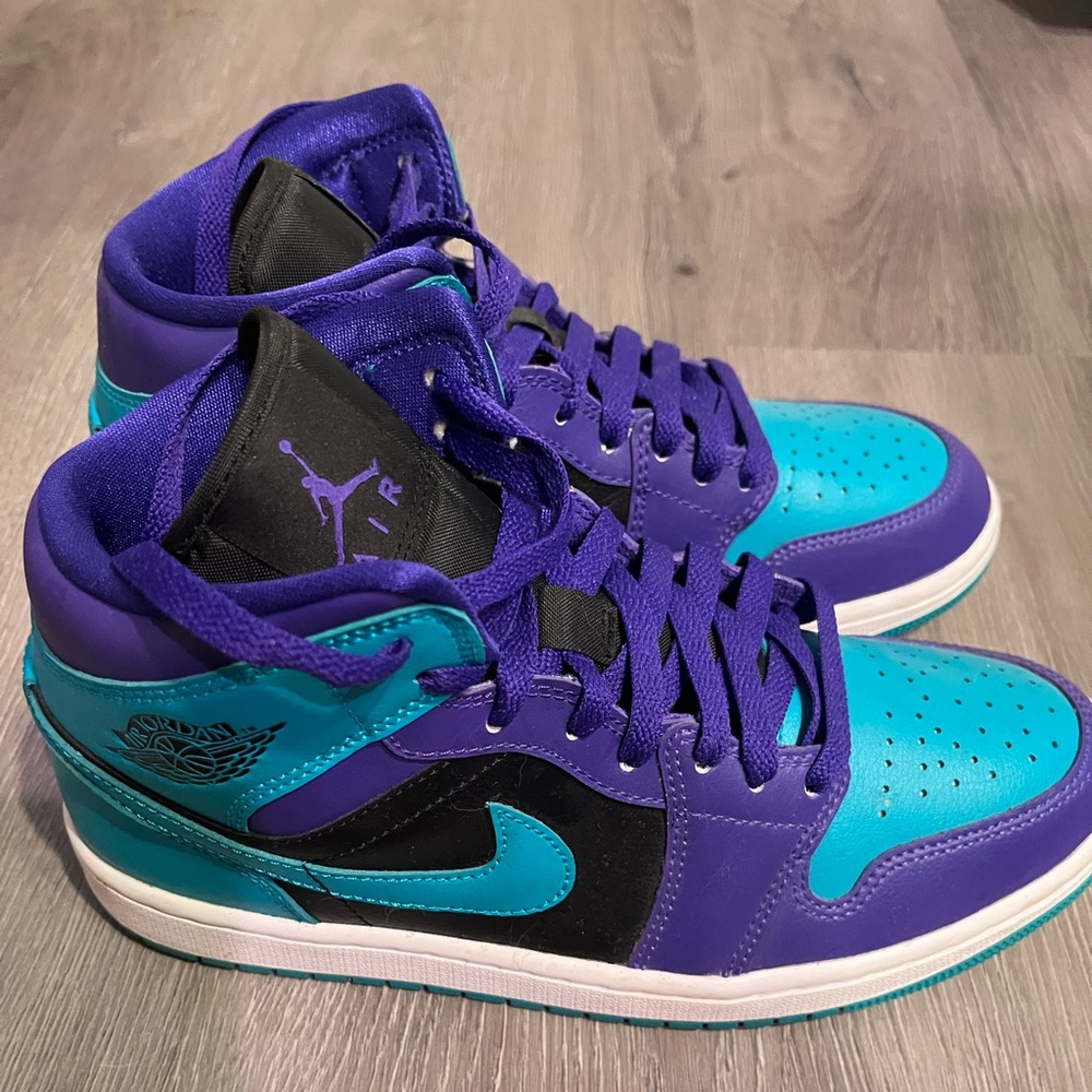Women’s Air Jordan 1 Mid “Black-Grape”